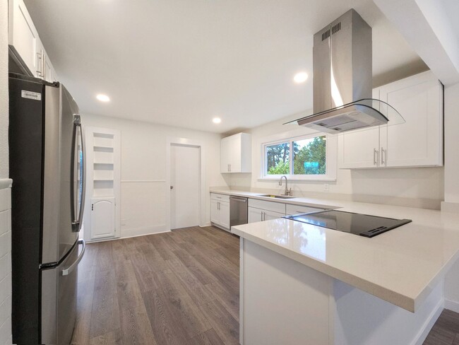 Building Photo - Beautifully Remodeled 3-Bedroom Home Near ...