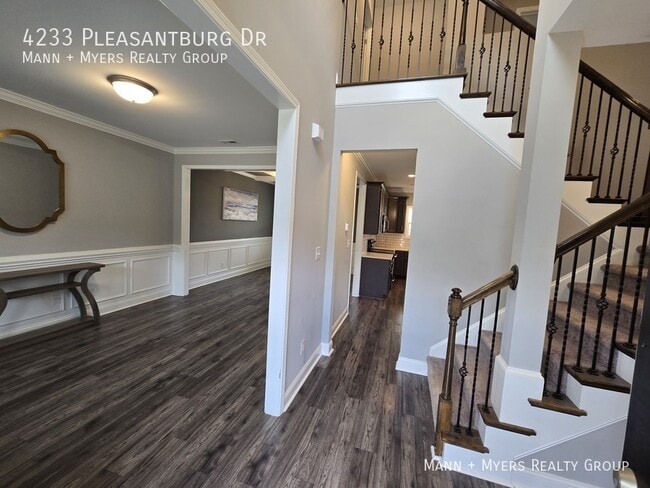 Building Photo - 4233 Pleasantburg Dr
