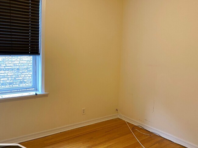 Building Photo - 3038 W Wellington Ave