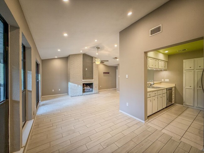 Building Photo - 3839 Dry Creek Dr