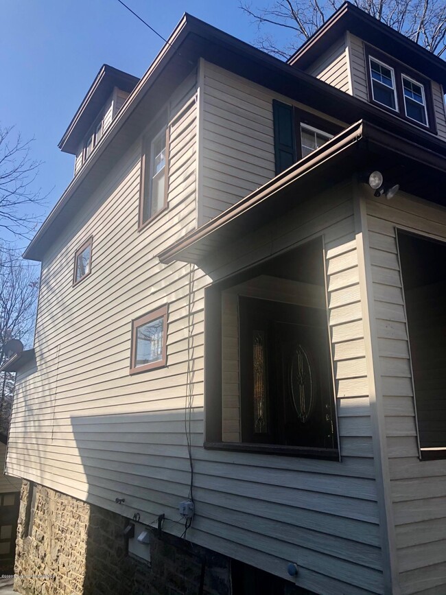 Building Photo - 504 School St