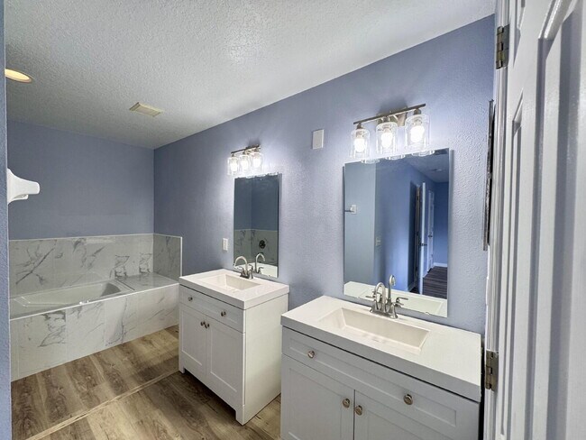 Building Photo - For Rent – Recently Renovated 3 Bed / 2 Ba...