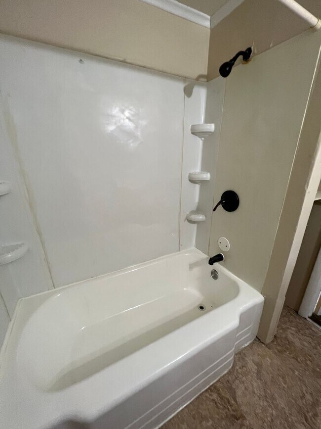 Building Photo - 2 Bedroom with a Bonus Room and Large Yard