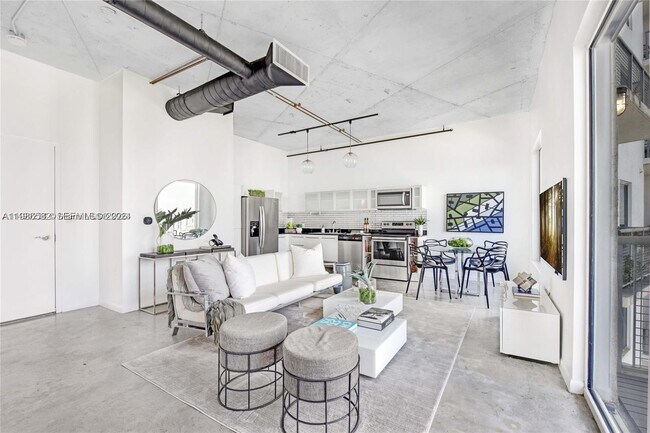 Building Photo - 10 SW South River Dr