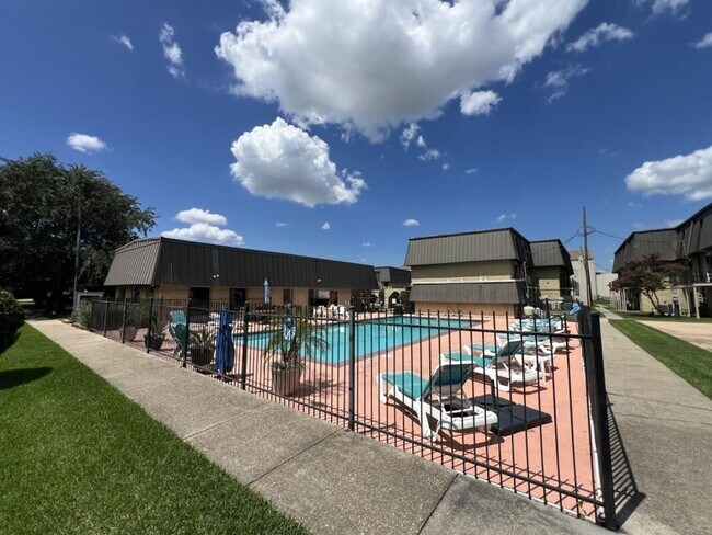 Building Photo - Fully Renovated 3 Bedroom Apartment in Pri...