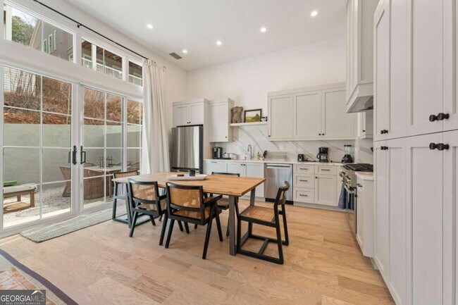 Building Photo - 10879 Serenbe Ln