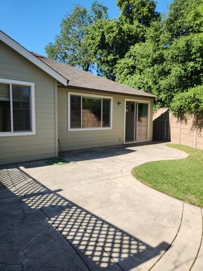 Building Photo - Lovely 3 bedrooms, 2 bathrooms located in ...