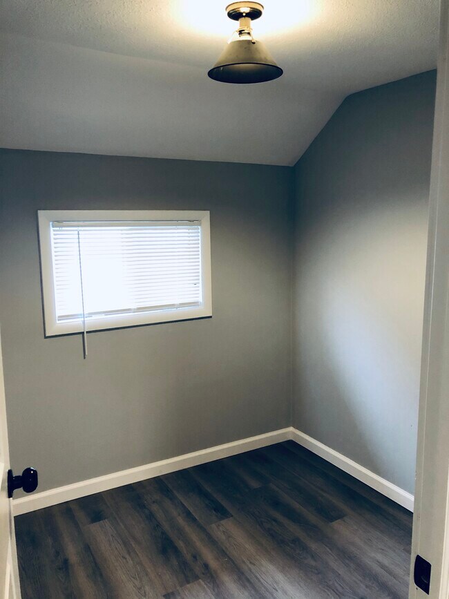 Building Photo - 2416 W 10th St