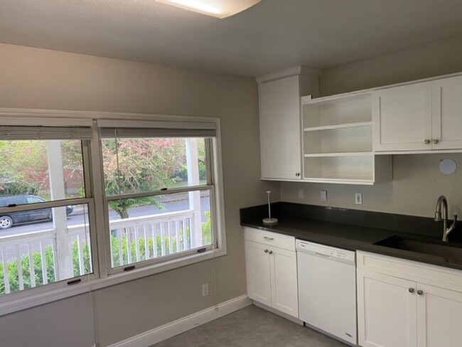 Building Photo - UNIVERSITY LIVING - Beautiful 5 Bedroom Ho...