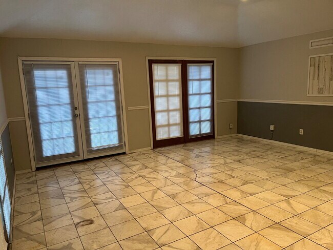 Building Photo - "Spacious 3-Bedroom Oasis with 2 Full Bath...