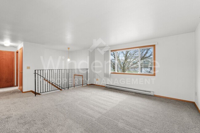 Building Photo - 4 BEDROOM AND 2 BATH VALLEY DUPLEX