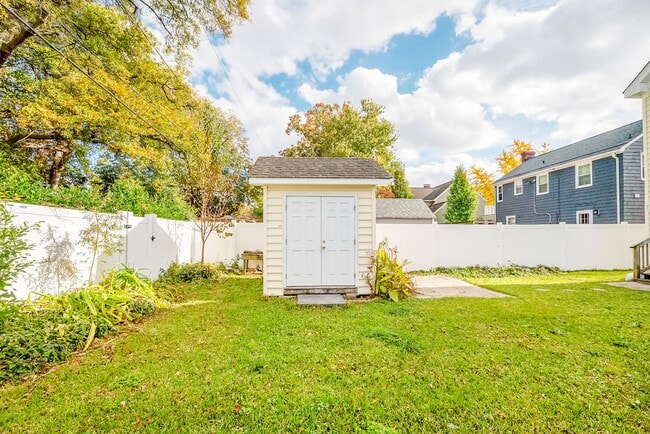 Building Photo - MOVE-IN READY! Quiet Neighborhood near Sho...