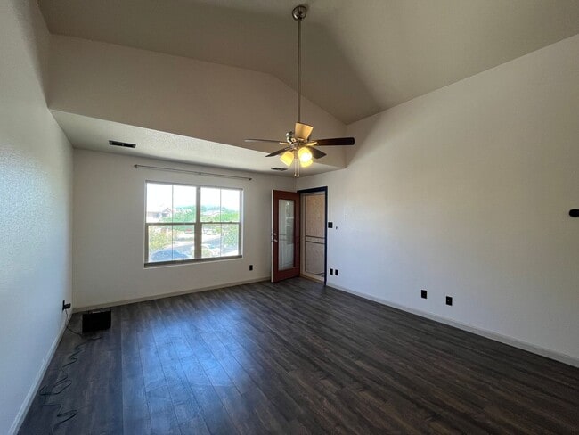 Building Photo - Modern 2 Bedroom 2 Bathroom NW Home In A G...