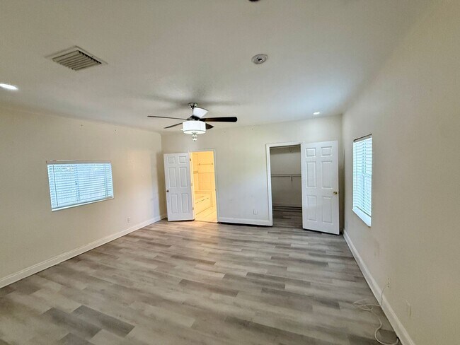 Building Photo - Euclid/Woodlawn Roommate Dream 4/3 home