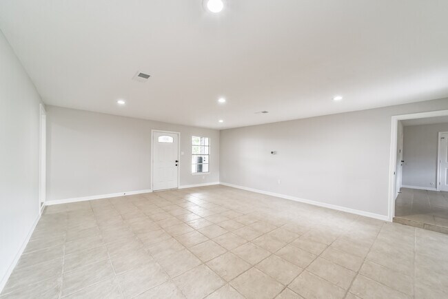 Building Photo - 318 E Mitchell Rd