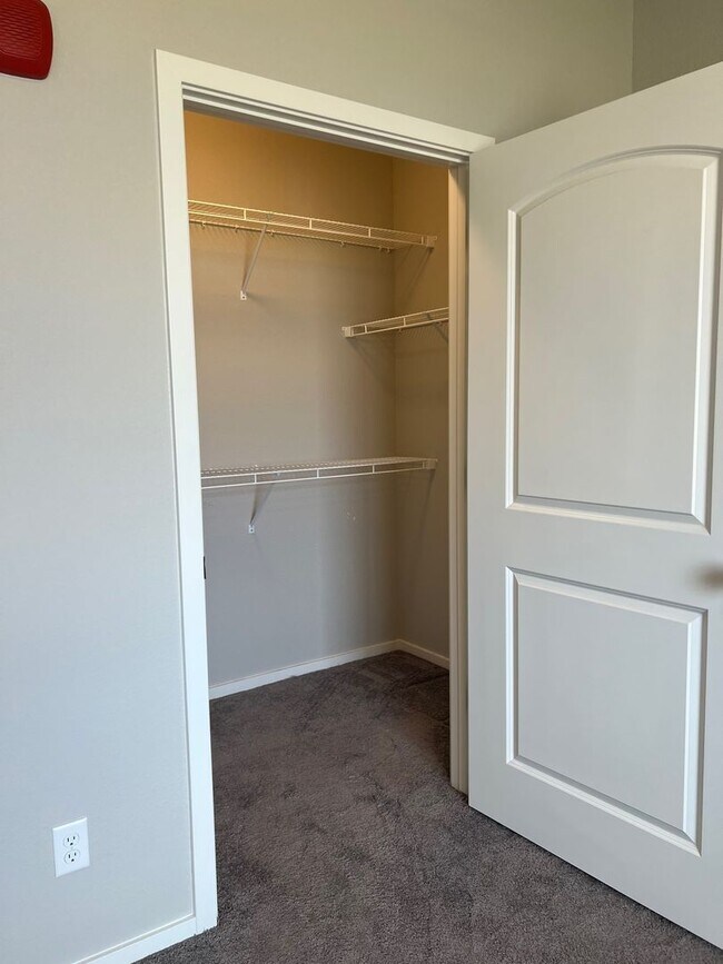 Building Photo - 2 bedroom, 1 bath condo located in Northwest Loveland, CO