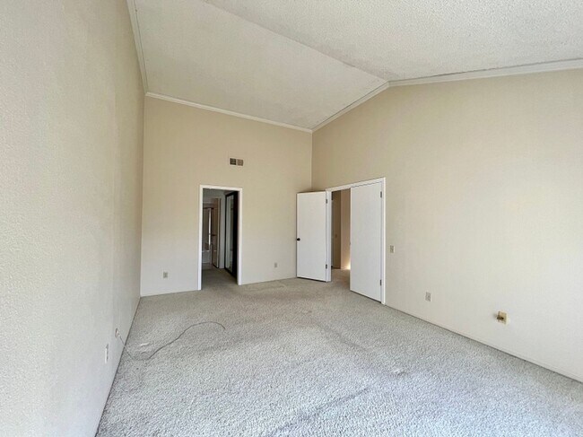 Building Photo - Three Bedroom Napa Condo on River Walk