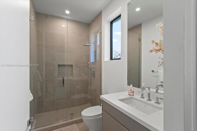 Building Photo - 922 NE 78th St