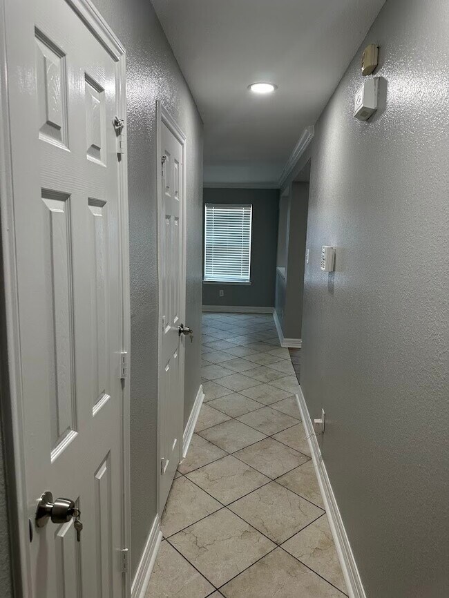Building Photo - 15103 Possumwood Dr