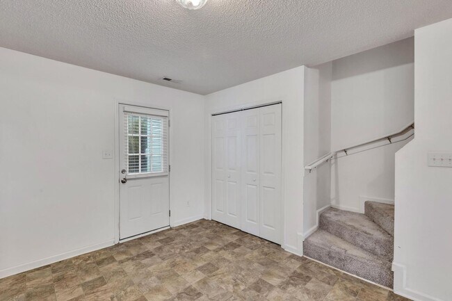 Building Photo - Townhome Close to Amenities!