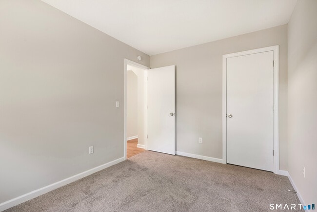 Building Photo - 40 Kingsbury Ln