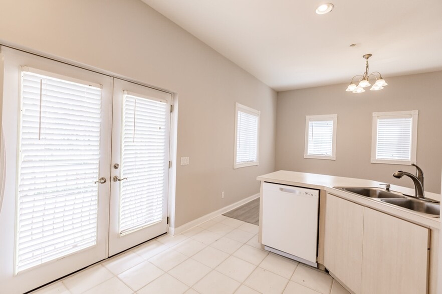 Building Photo - 3150 Village Walk Cir