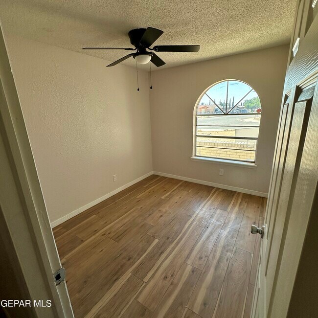 Building Photo - 10457 McCormick Ln