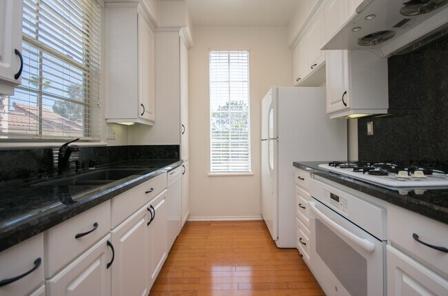 Primary Photo - Beautiful Upstairs 2bd/2bth Condo in Carme...