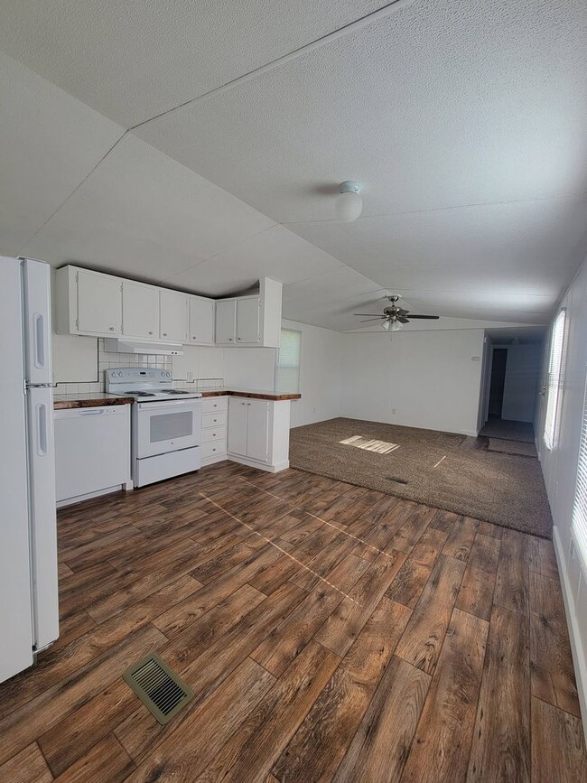 Building Photo - Ready to Move in