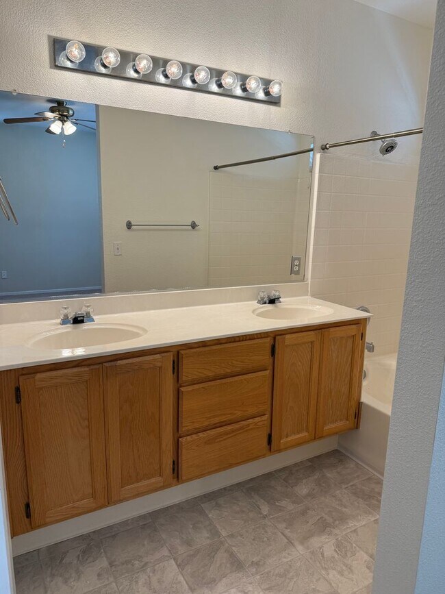 Building Photo - NICE SINGLE STORY HOME NEAR PARK AND SCHOOLS!