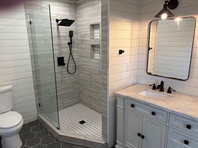 Building Photo - 185 Redwood Cir