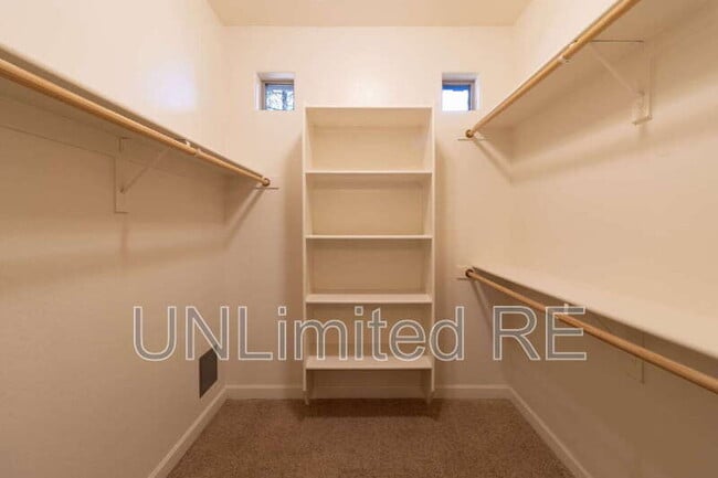 Building Photo - 425 E Woodland Dr