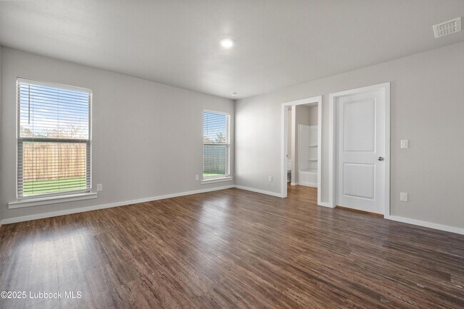 Building Photo - 2031 Kenwood Ave