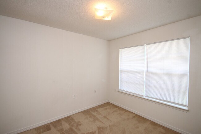 Building Photo - Northeast Pensacola 3/2 attached home for ...
