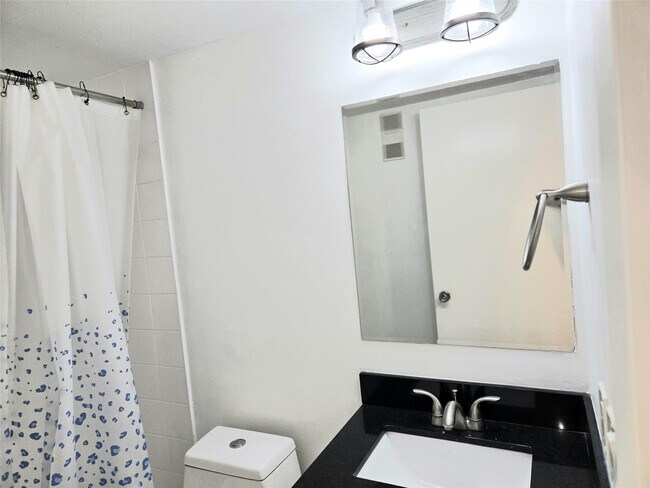 Building Photo - 1100 NW 87th Ave