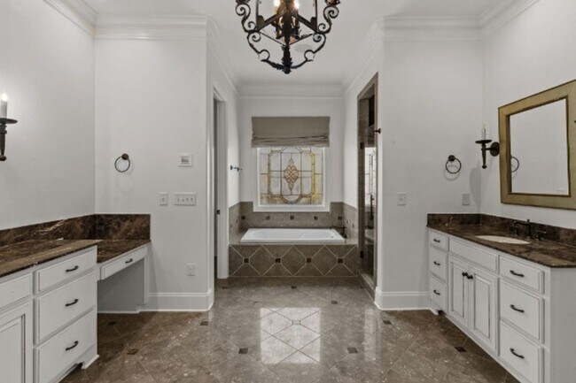 Building Photo - Impeccable Green Hills Home