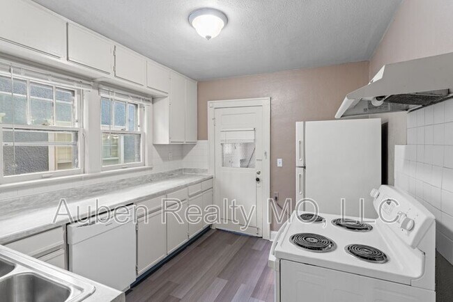 Building Photo - 5303 Charlotte St