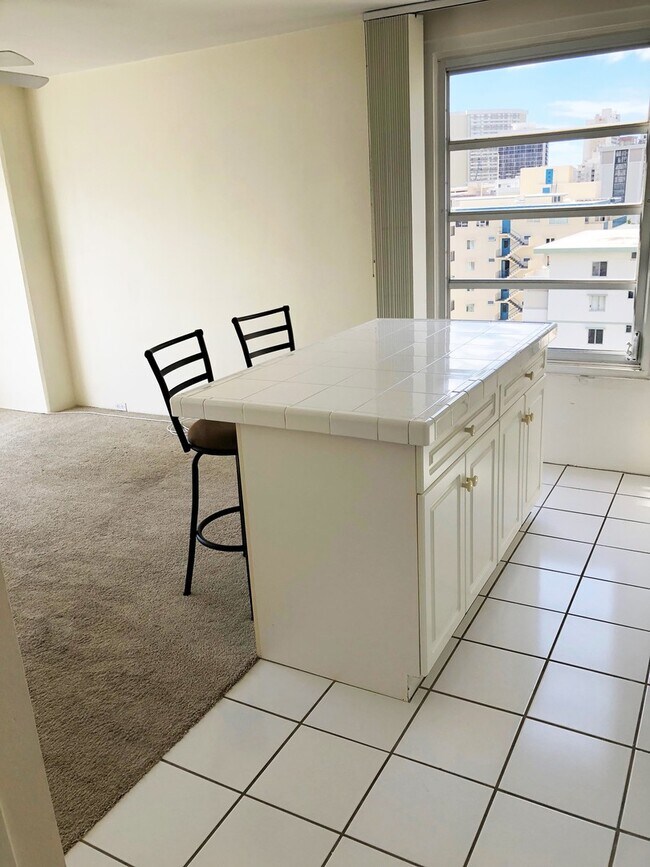 Building Photo - Waikiki - 1 bed 1 bath  w/ Parking - Utilities included!