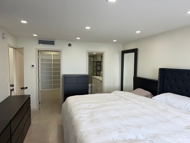 Bedroom - Natural Light & Ocean Views - 5555 Collins Ave