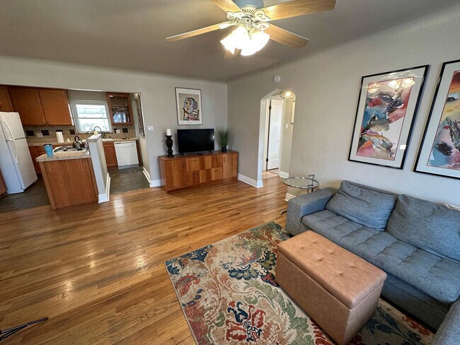 Building Photo - 2933 Ivanhoe St