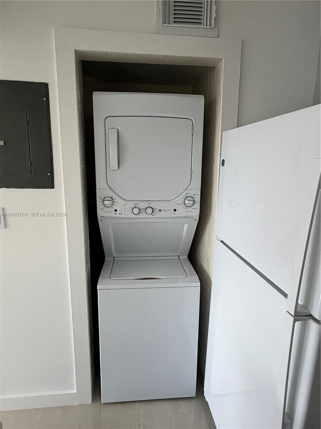 Building Photo - 1820 W 53rd St