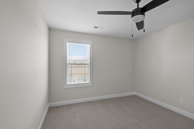 Building Photo - 4400 Laurel Rdg Dr
