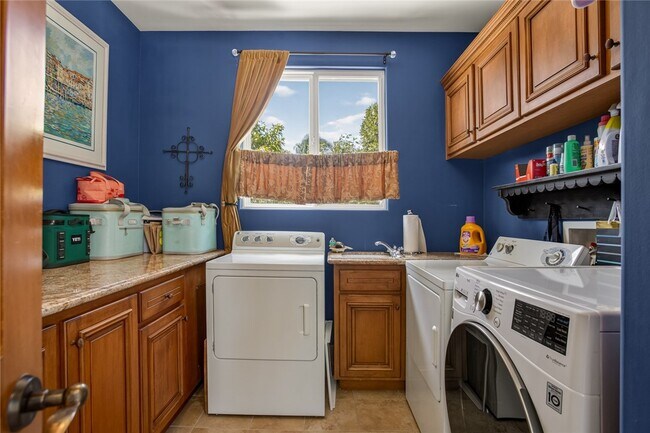 Building Photo - 1746 N Vallejo Way