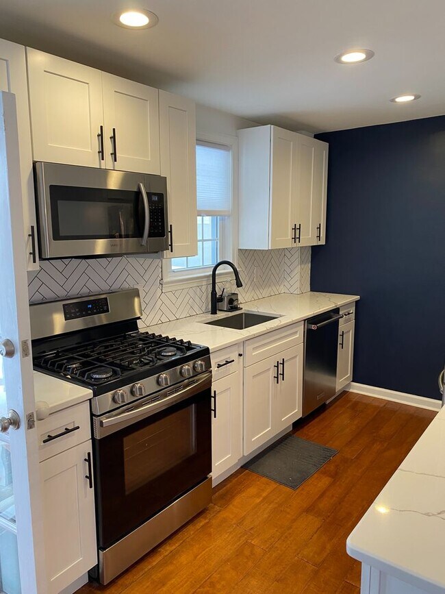 Building Photo - Gorgeous 3-Bedroom Townhouse in Ardmore! Available mid-September!