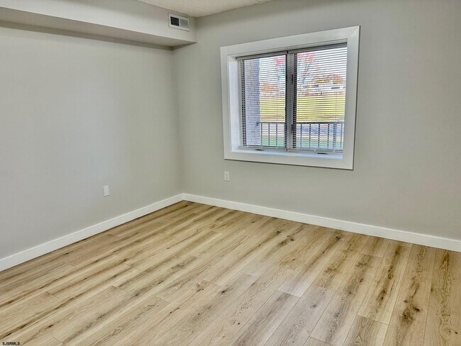 Building Photo - 1108 Dolphin Ave