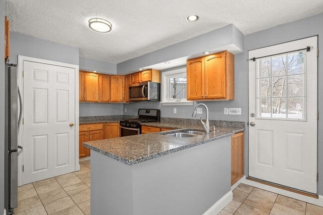 Building Photo - 1104 Pleasant St