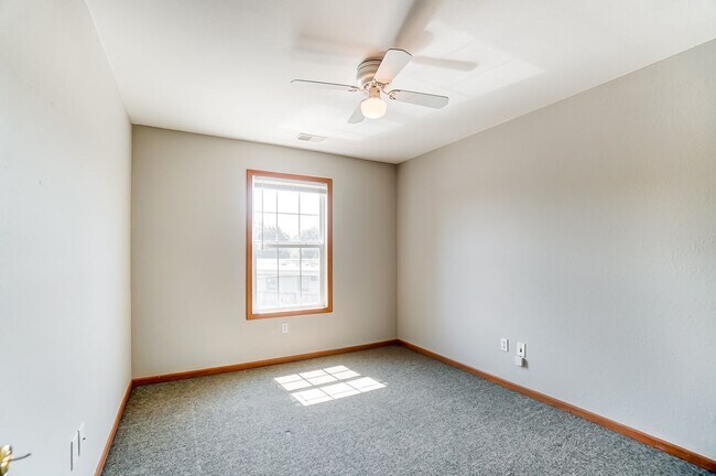 Building Photo - 1117 N Byrne Rd