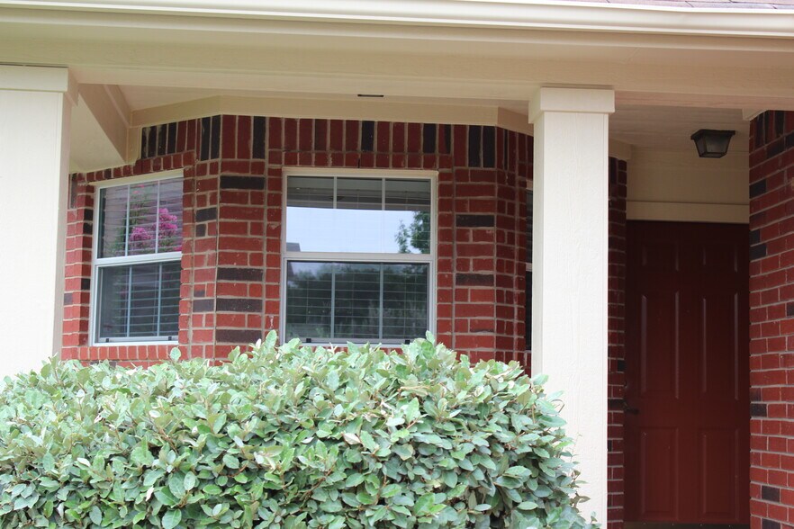 Entrance with flower garden - 5605 Bentsen Ln