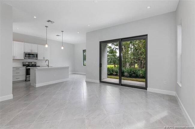 Building Photo - 3673 SW Magnolia Ridge Ln