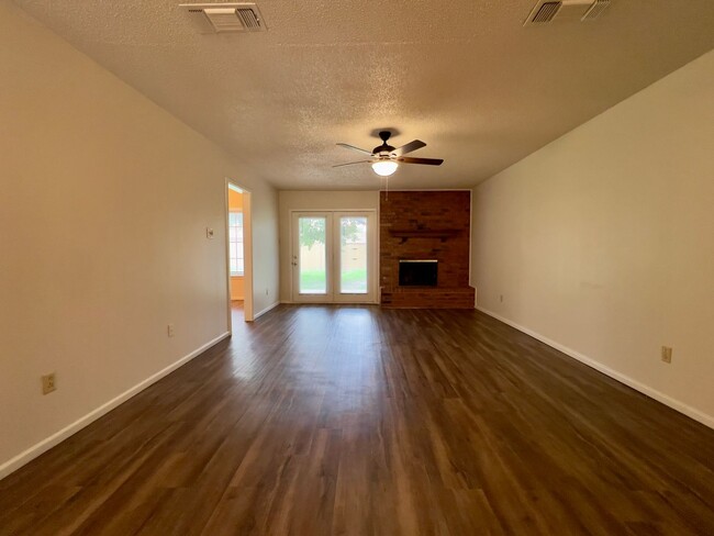 Building Photo - Fully Updated 3/2/2 in West Lubbock